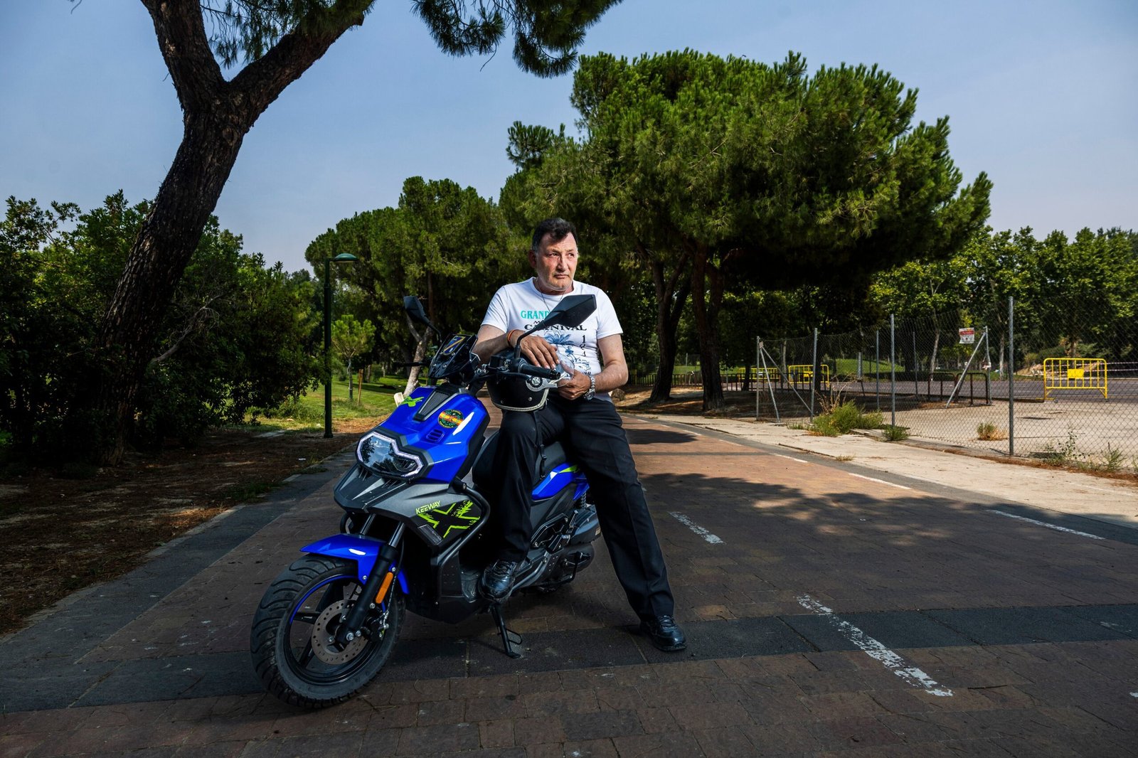 Javier Poza, vecino de Sotillo de la Adrada, en la moto de 50 cc en la que salió del pueblo el sábado cuando evacuaron, hacia Talavera, en el reciento ferial de Talavera. 